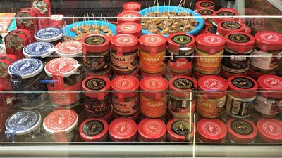 عجائب شم النسيم.. أنبوبة معجون سالمون وأنبوبة كافيار سبريد، أغرب وأغلى أنواع الفسيخ والرنجة (صور) 