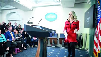 صنع في الصين، فضيحة عالمية لأمريكا بسبب فستان متحدثة البيت الأبيض (فيديو وصور)