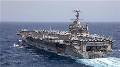 دعاية للرعب، الجيش الأمريكي ينشر فيديوهات توثق عملية تجهيز الصواريخ لقصف الحوثيين 