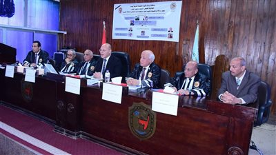 الأب ينهمر بالبكاء، جامعة سوهاج تمنح الدكتوراه لباحث في الطاقة الشمسية بعد وفاته (فيديو وصور) 