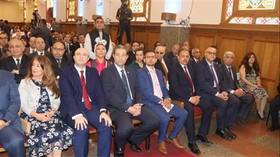 محافظ القليوبية يشارك الأقباط فرحة عيد القيامة بالكنيسة الإنجيلية بمصر الجديدة