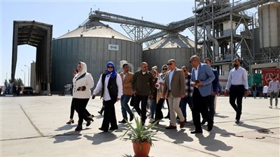 محافظ الإسماعيلية يتابع أعمال توريد القمح بصوامع أبوصوير (صور) 