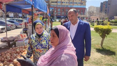 رئيس حى شرق بالإسكندرية تتابع فعاليات اليوم الأول من سوق اليوم الواحد