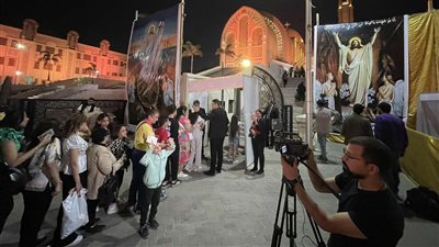 توافد المهنئين لحضور قداس عيد القيامة بكاتدرائية العباسية (فيديو وصور)