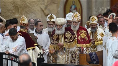 مئات الأقباط يؤدون صلاة عيد القيامة بدير سمعان الخراز (صور)