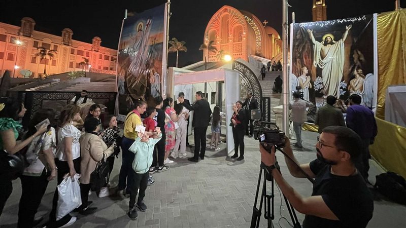 توافد المهنئين لحضور