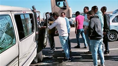  إصابة 14 شخصًا في تصادم ميكروباص أعلى الطريق الأوسطي