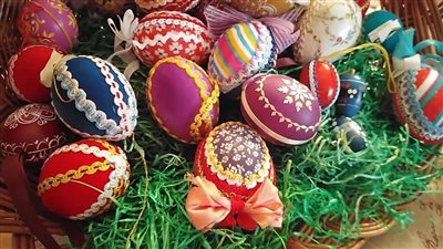 استعدي للاحتفال مع أطفالك.. طرق تلوين البيض بألوان طبيعية فى شم النسيم