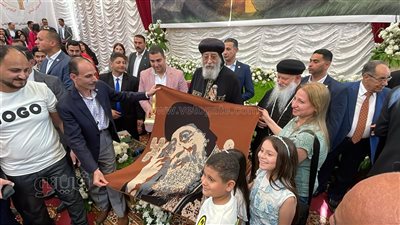 أحد زوار الكنيسة يهدي البابا تواضروس 