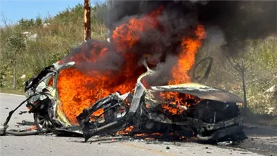 لحظة استهداف غارة إسرائيلية لسيارة جنوبي لبنان واستشهاد مواطن (فيديو) 