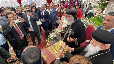 البابا تواضروس يوزع شيكولاته وبونبون على زوار الكنيسة في احتفالات عيد القيامة (فيديو)