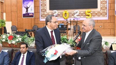 محافظ قنا يهنئ أقباط نجع حمادي بعيد القيامة المجيد 