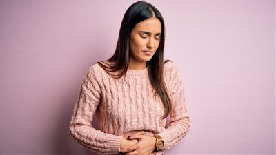 أسباب وأعراض التسمم الغذائي وطرق العلاج المنزلية الفعّالة