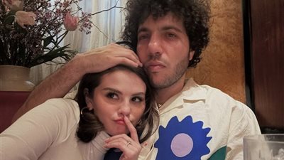 سيلينا جوميز تنشر صورا جديدة مع خطيبها بيني بلانكو 