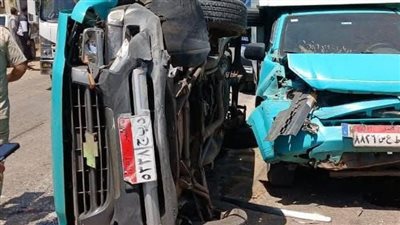 إصابة 11 شخصا إثر انقلاب سيارة 