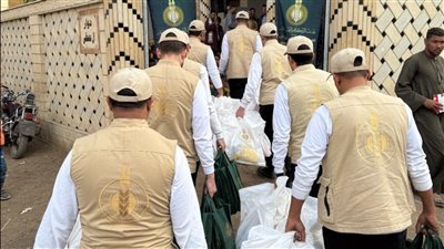 «بيت الزكاة» يستكمل حملة دعم حفظة القرآن الكريم في قنا (صور)