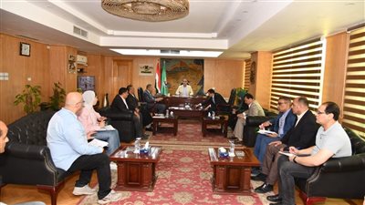 محافظ الفيوم يتابع ملف تقنين وضع اليد علي الأراضي أملاك الدولة