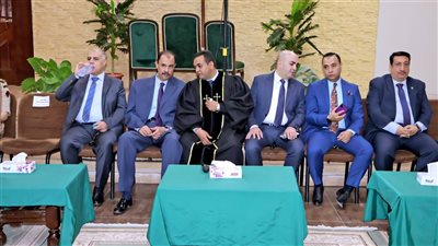 محافظ سوهاج يقدم التهنئة للأخوة الأقباط بمناسبة عيد القيامة (صور)