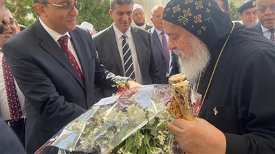 محافظ قنا يختتم جولته الكنسية بتهنئة أقباط المدينة بعيد القيامة 