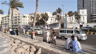 بالآيس كريم والذرة المشوي، أقباط الإسكندرية يحتفلون على كورنيش البحر بعيد القيامة (فيديو وصور)