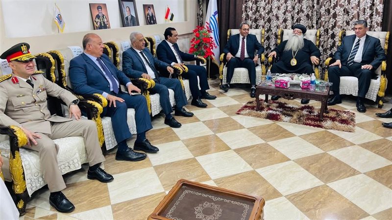 محافظ قنا يقدم التهنئة