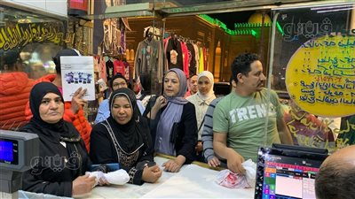  في ليلة شم النسيم، زحام على محلات الفسيخ والرنجة بالسيدة زينب (فيديو وصور)