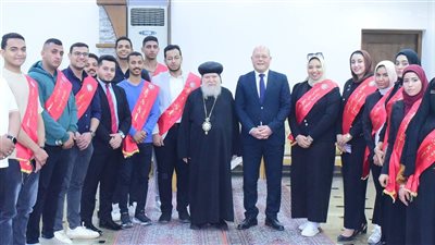وفد جامعة سوهاج يقدم التهنئة للأقباط في عيد القيامة