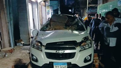 تهشم سيارة في انهيار بلكونة عقار في المنصورة