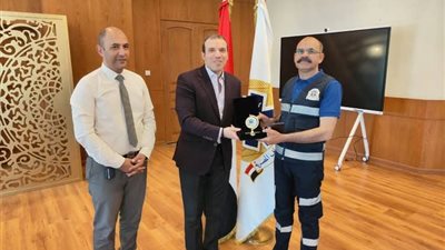 رئيس الإسعاف يهدي درع الهيئة للطاقم صاحب واقعة رد أمانات مالية بقيمة 6 ملايين جنيه