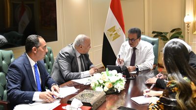 تفاصيل اجتماع مهم لوزير الصحة لبحث سبل دعم الأطباء وتطوير بيئة العمل 