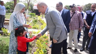 سيدة تستوقف محافظ القاهرة وتقدم له طلبًا خلال افتتاح حديقة 