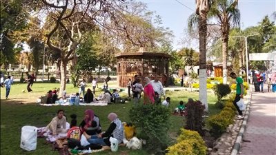 توافد الزوار على حدائق الري بالقناطر الخيرية للاحتفال بشم النسيم (صور)