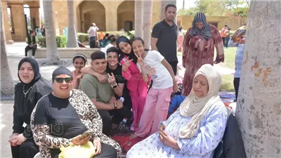 يتناولون الفسيخ والرنجة، الأسر تحتفل بشم النسيم داخل حديقة الأزهر (صور)