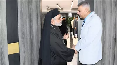 محافظ أسوان يقدم تعازيه في وفاة بابا الفاتيكان لمطران إيبارشية طيبة (صور)