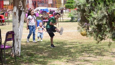 لعب بالكرة وتزيين البنات بالورود، احتفالات الأطفال بشم النسيم داخل حديقة الست خضرة بحلوان (صور) 