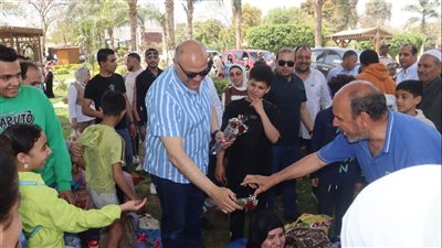 محافظ القليوبية يوزع الورود على الأسر بحدائق القناطر الخيرية احتفالا بشم النسيم (فيديو وصور)