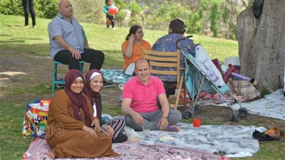 زوار حديقة الأزهر يحتمون بالأشجار من أشعة الشمس الحارقة (صور) 