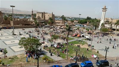 المواطنون يحتفلون بعيد شم النسيم بساحة أبوالحجاج في الأقصر (فيديو)