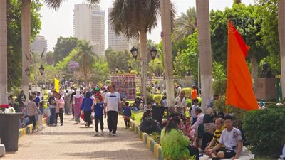 إقبال كثيف من المواطنين على حديقة الحرية بالزمالك للاحتفال بشم النسيم (صور) 
