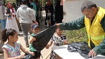 الجيزة توزّع أكياس قمامة مجانية على رواد الحدائق والمتنزهات لتعزيز النظافة العامة