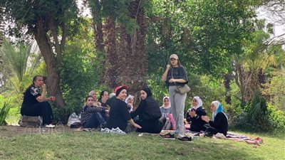 بأغنية « ارفع رأسك فوق أنت سوري»، عائلة سورية تخطف الأنظار بحديقة الأسماك (فيديو وصور) 