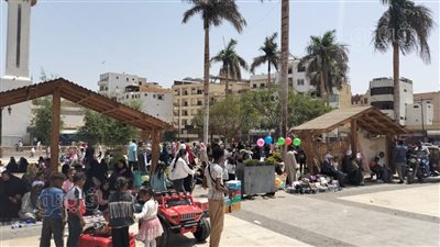 أهالي الأقصر يتحدون أشعة الشمس الحارقة ويحتفلون بشم النسيم (صور)