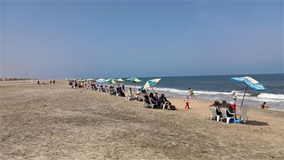 محافظ كفر الشيخ يتابع توافد المصطافين على شواطئ بلطيم (صور)