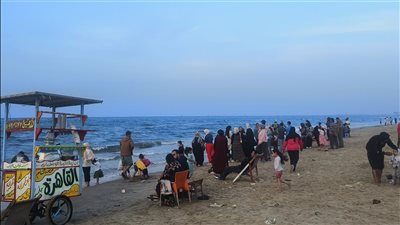 إقبال على شاطئ جمصة في شم النسيم (فيديو وصور)