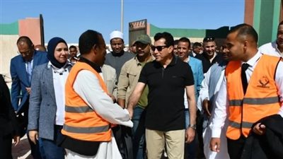 وزير الرياضة يتفقد تنفيذ القوافل التعليمية بالبحر الأحمر