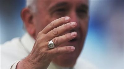 يرتديه حتى الوفاة، أسباب تدمير خاتم الصياد بعد خلعه من يد بابا الفاتيكان