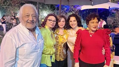 النجوم يحتفلون بعيد شم النسيم بمنزل أحد المنتجين