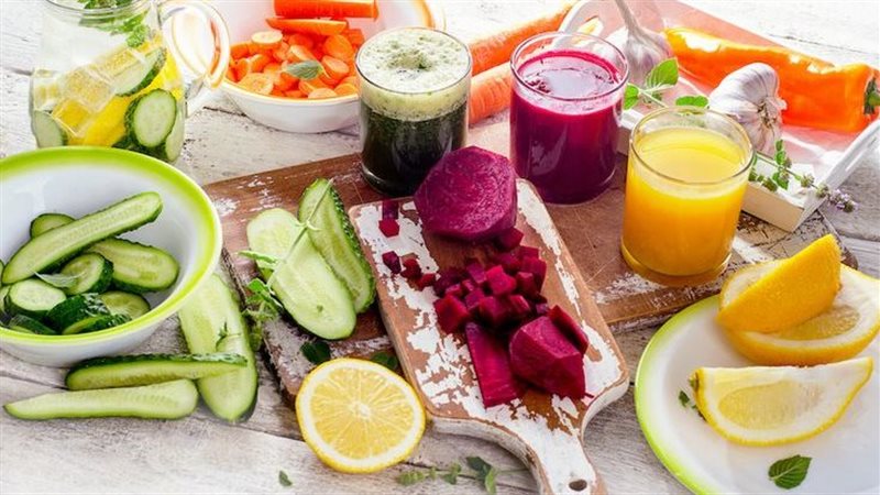 أطعمة ومشروبات تخلصك