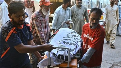 مصرع 13 شخصا وإصابة 20 آخرين جراء سقوط شاحنة في باكستان