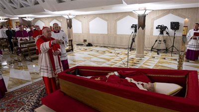 يدفن خارج الفاتيكان فى صندوق خشبى بلا زخرفات، وصية البابا فرنسيس الأولى من نوعها فى تاريخ الجنازات البابوية (صور)